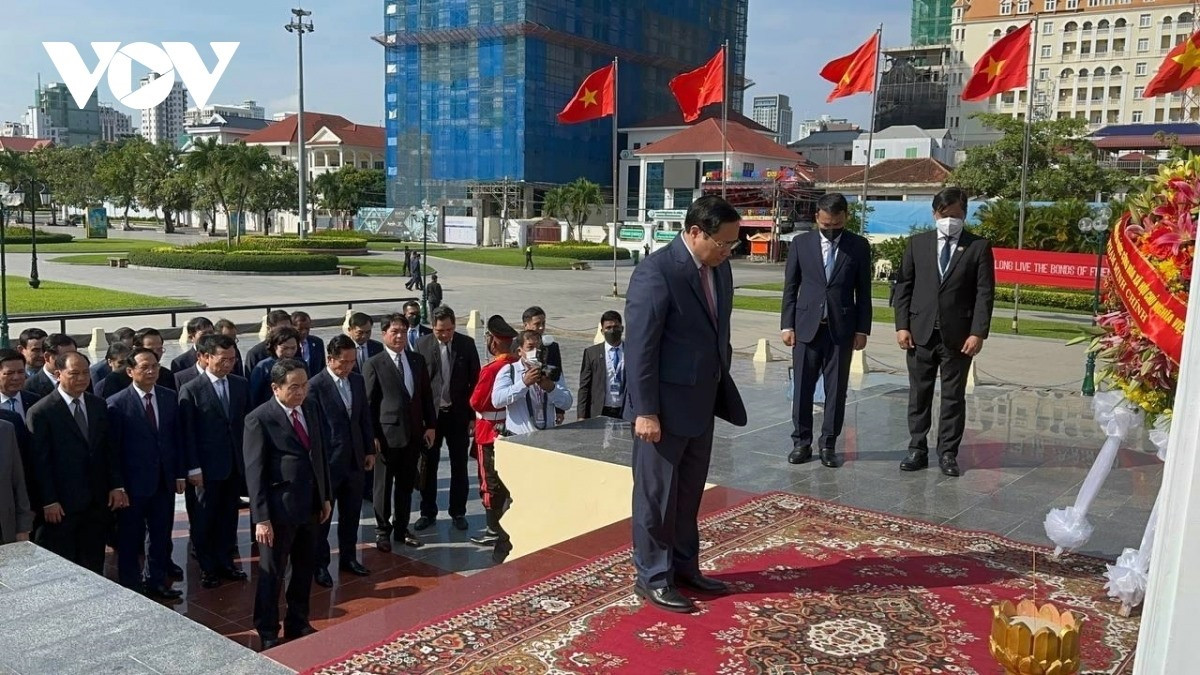 PM Pham Minh Chinh lays a wreath at the Vietnam - Cambodia Friendship Monument in Phnom Penh.