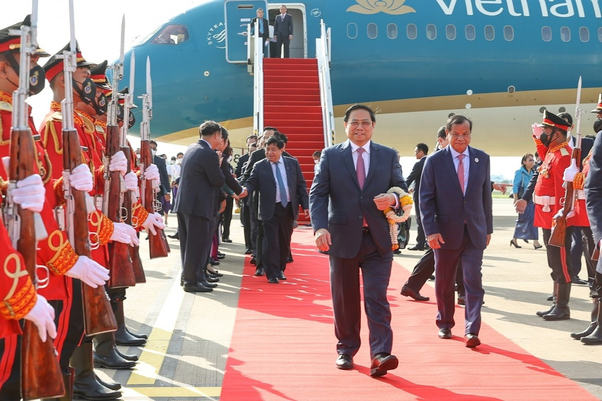 PM Pham Minh Chinh arrives in Phnom Penh on November 8, beginning an official visit to Cambodia and attending ASEAN summits and related meetings. (Photo: VGP)