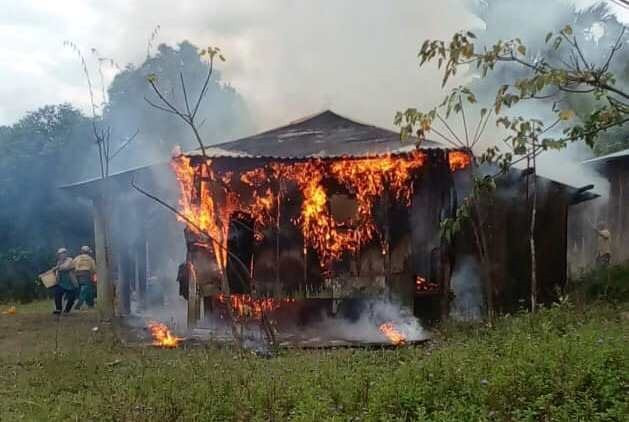 Ngọn lửa đã thiêu rụi toàn bộ căn nhà của gia đình ông Huấn. Ảnh: F.B