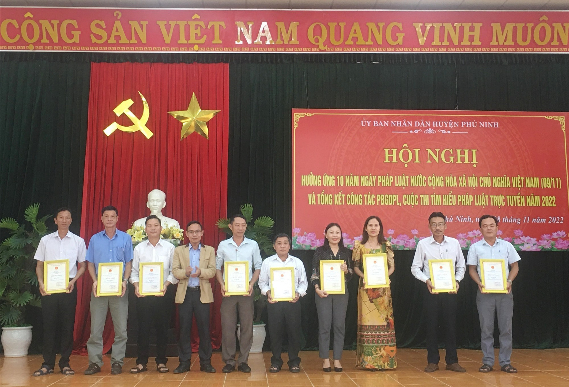 UBND huyện Phú Ninh khen thưởng các cá nhân, tập thể đoạt giải cuộc thi “Tìm hiểu pháp luật trực tuyến” năm 2022. Ảnh: C.Y