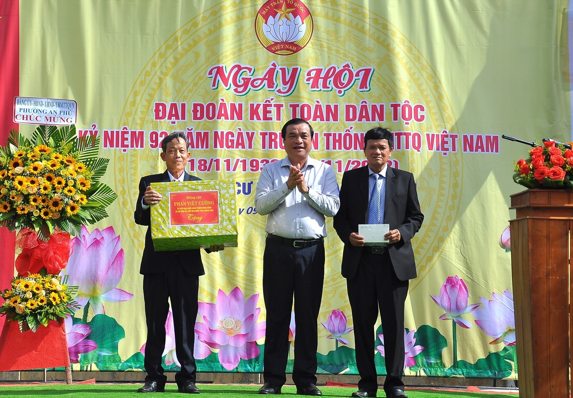 Đồng chí Phan Việt Cường tặng quà cho khối phố An Hà Nam. Ảnh: VINH ANH
