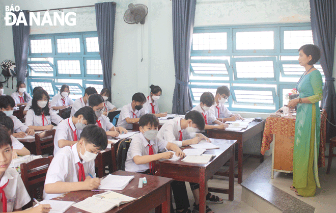 Ngành giáo dục quận Ngũ Hành Sơn tích cực triển khai công tác nâng cao chất lượng dạy và học trên địa bàn. Trong ảnh: Giáo viên và học sinh Trường THCS Huỳnh Bá Chánh trong một tiết học. Ảnh: X.H
