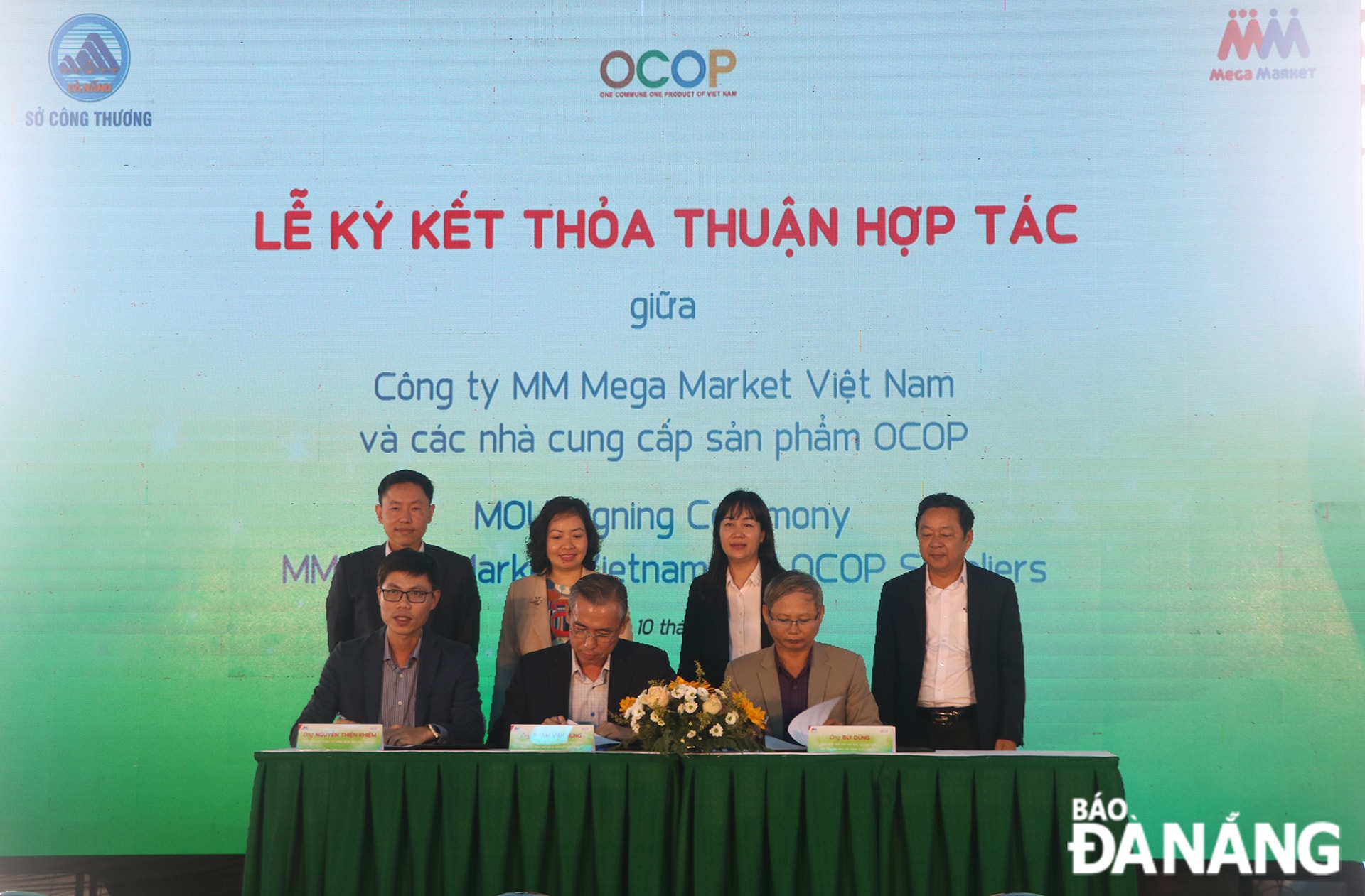 Các đơn vị sản xuất, cung ứng sản phẩm OCOP, đặc trưng của các địa phương và Công ty TNHH MM Mega Market Việt Nam ký thỏa thuận để đưa hàng hóa vào tiêu thụ tại hệ thống siêu thị.