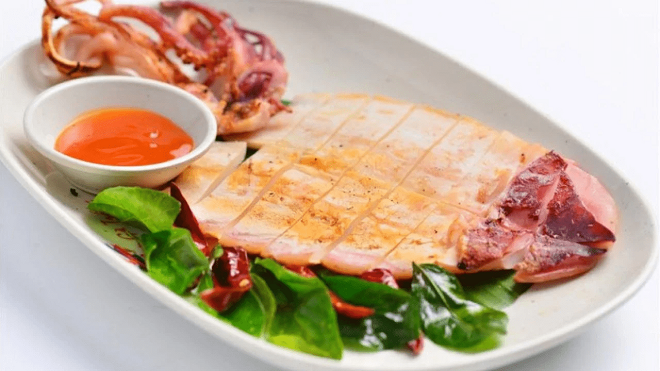 Mực một nắng - món đặc sản rất nổi tiếng ở Đà Nẵng.