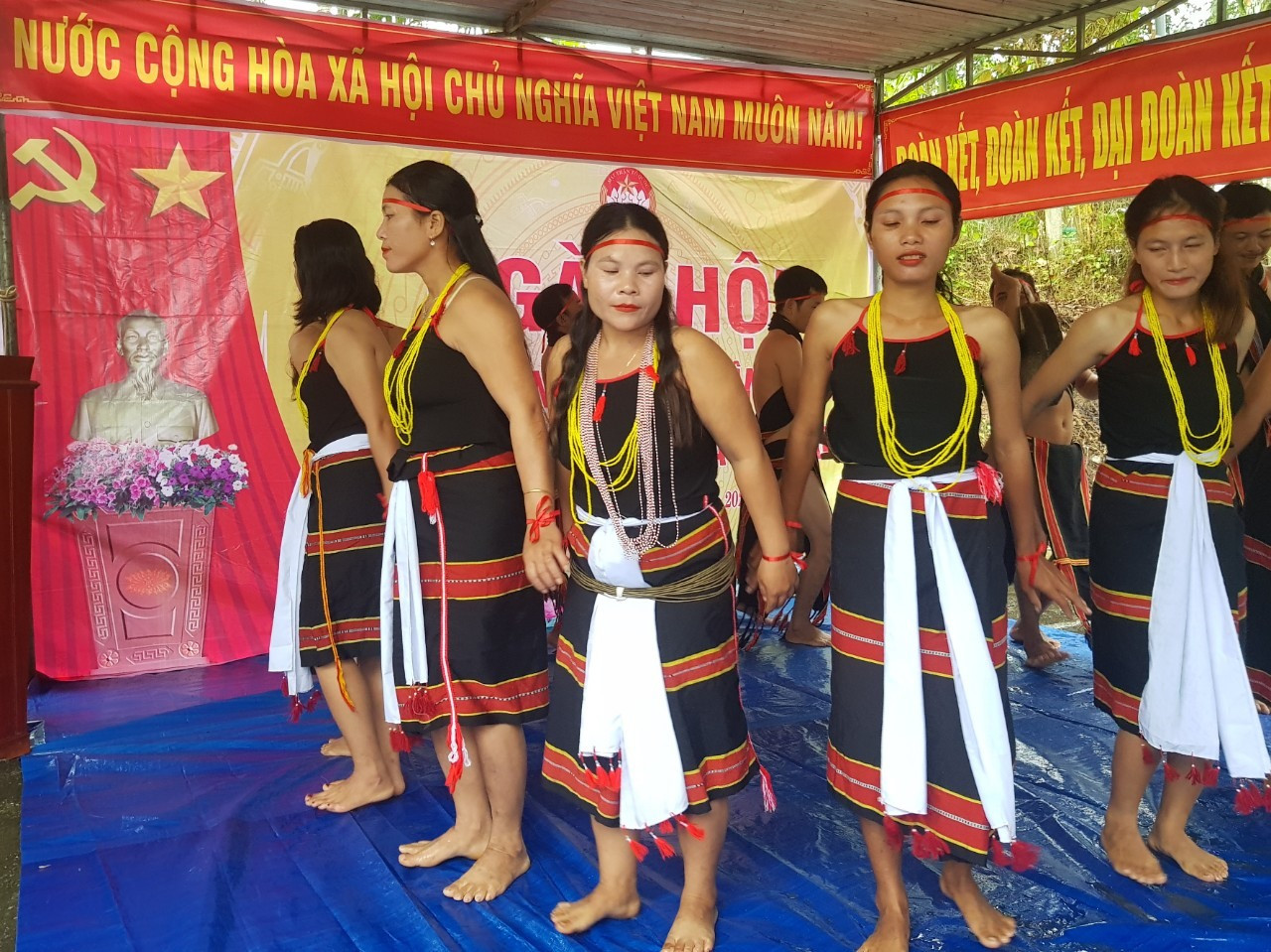 Đồng bào Cadong tại thôn 2 (Trà Tân) múa cồng chiêng mừng Ngày hội đại đoàn kết