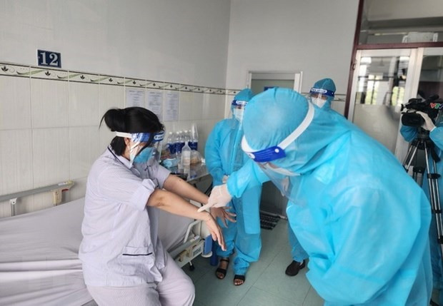 Lãnh đạo Cục Y tế dự phòng thuộc Bộ Y tế thăm hỏi, động viên người bệnh mắc đậu mùa khỉ. (Ảnh: TTXVN át)