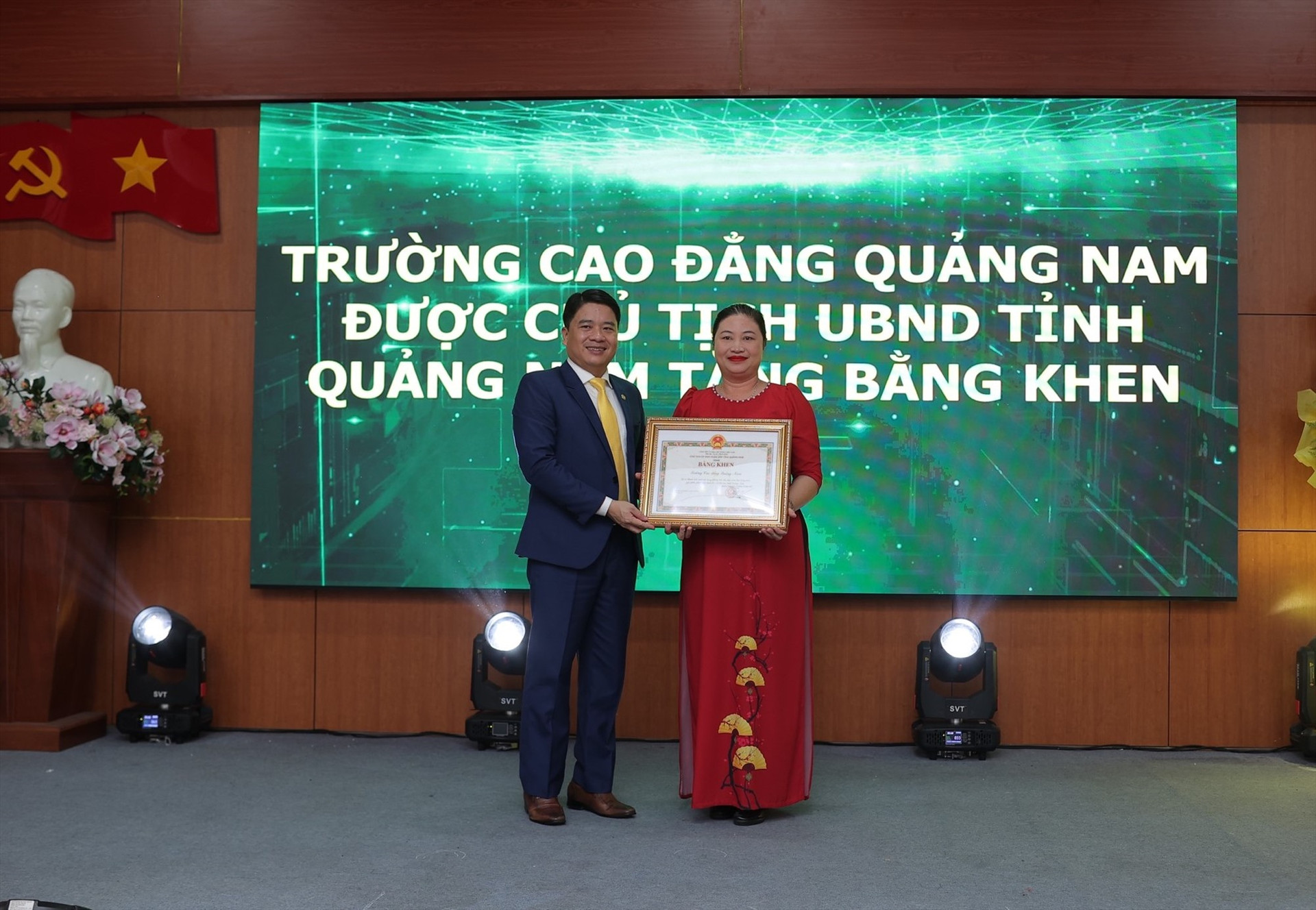 Phó Chủ tịch UBND tỉnh Trần Văn Tân trao tặng bằng khen của UBND tỉnh cho nhà trường. Ảnh: X.P