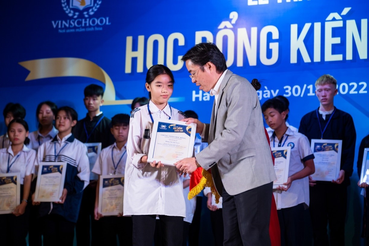 Ông Đặng Hoa Nam - Cục Trưởng Cục Trẻ em (Bộ LĐ-TB&XH) trao giấy chứng nhận cho học sinh Học bổng Kiến tạo 2022.