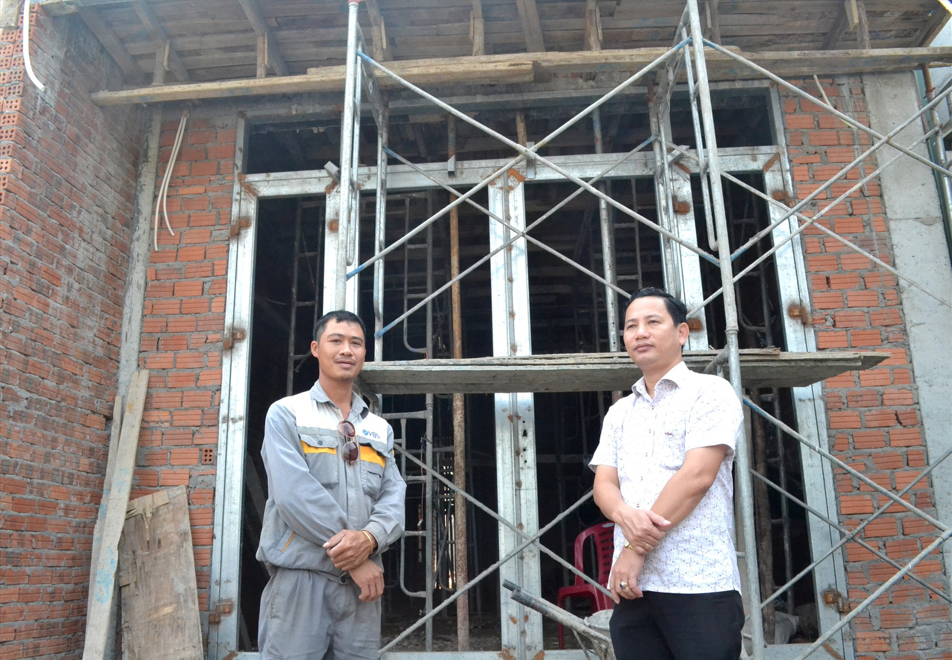 Anh Cù Duy Thuận (trái) sắp sửa an cư trong ngôi nhà mới. Ảnh: VIỆT NGUYỄN