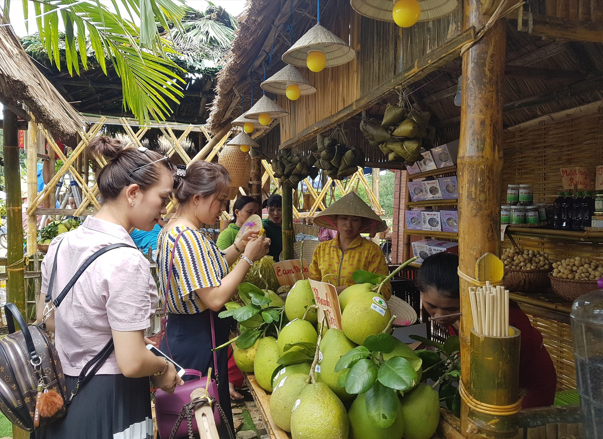 Nhiều hội làng của huyện Tiên Phước, nhiều sản phẩm tiền OCOP và sản phẩm OCOP được trưng bày quảng bá đến du khách. Ảnh: D.L