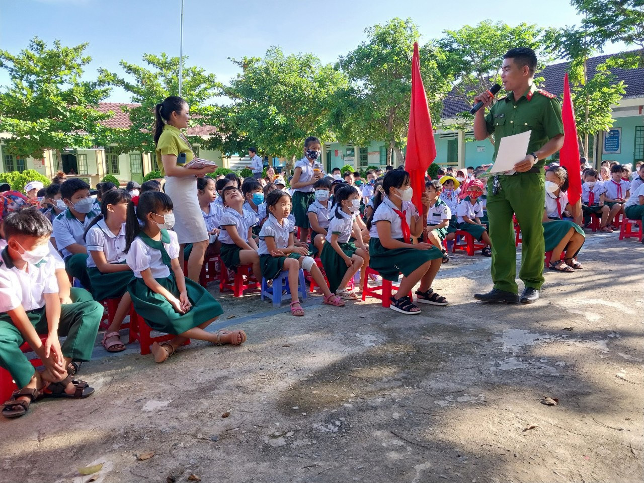 Công an huyện Thăng Bình tuyên truyền ATGT cho học sinh Trường Tiểu học Đinh Tiên Hoàng, xã Bình Định Nam. Ảnh: Đ.H