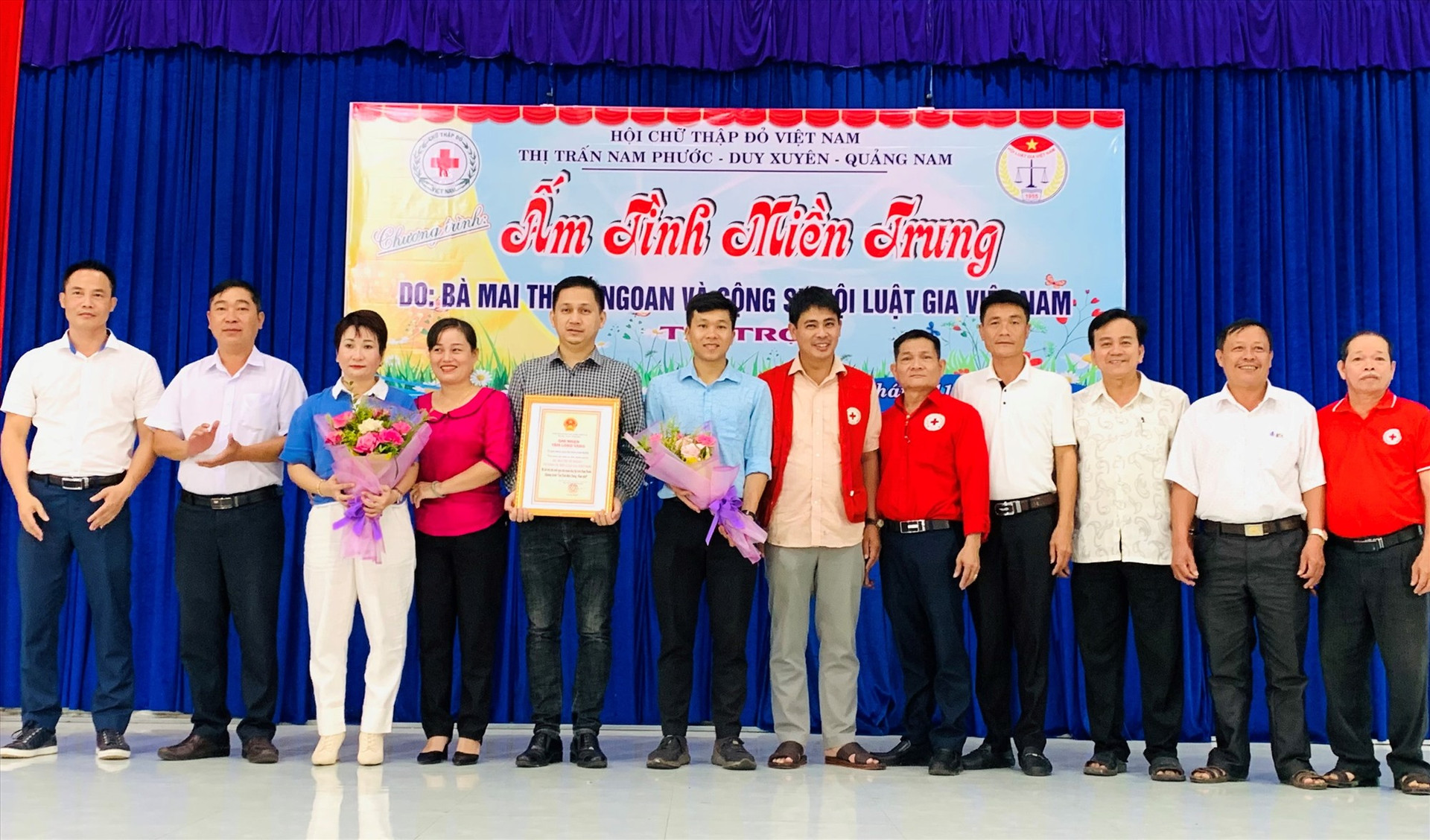 Đại diện UBND thị trấn Nam Phước trao bảng ghi nhận tấm lòng vàng cho bà Mai Thị Tố Ngoan.            Ảnh: T.N