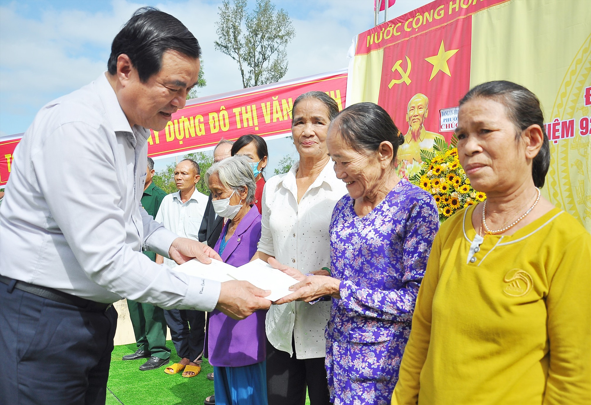 Đồng chí Phan Việt Cường tặng quà hộ nghèo, gia đình chính sách ở khối phố An Hà Nam. Ảnh: VINH ANH