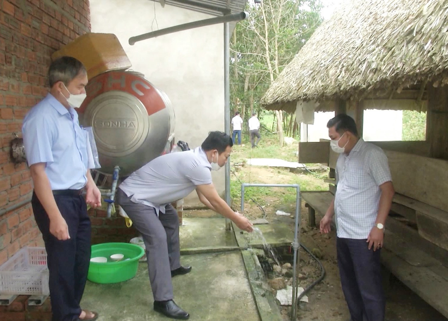 Ban Dân tộc HĐND tỉnh và huyện Nam Giang khảo sát quản lý sau đầu tư công trình nước sinh hoạt tại thôn A Bát, xã Chà Vàl. Ảnh: L.NHI