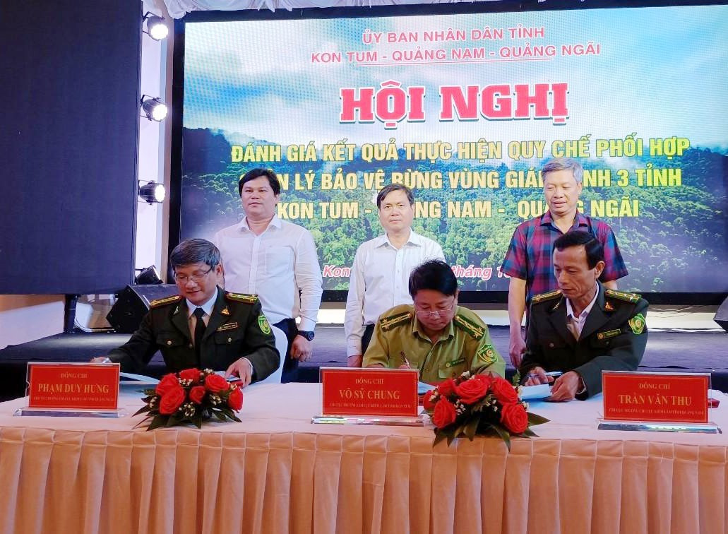 Chi cục Kiểm lâm 3 tỉnh Quảng Nam, Quảng Ngãi và Kon Tum ký kết quy chế phối hợp bảo vệ rừng giai đoạn 2022 - 2024. Ảnh: H.P