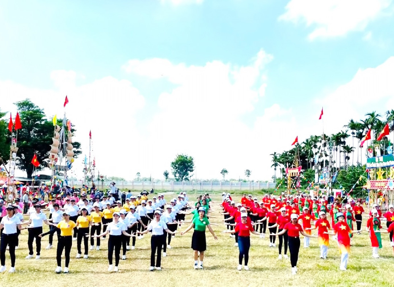 Gần đây, hoạt động dân vũ thu hút đông đảo chị em phụ nữ trên địa bàn huyện Duy Xuyên tham gia. Ảnh: N.H