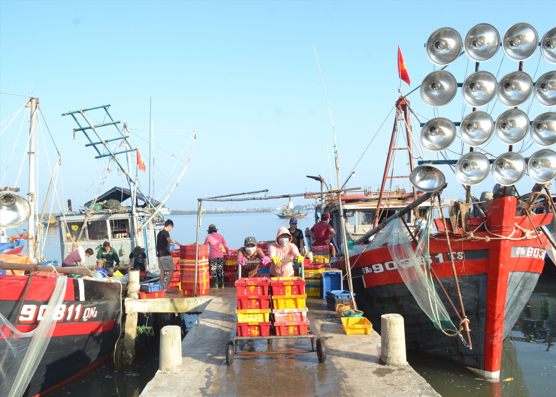 Ngư dân cập bến cá An Lương (xã Duy Hải) để bán hải sản. Ảnh: VIỆT NGUYỄN