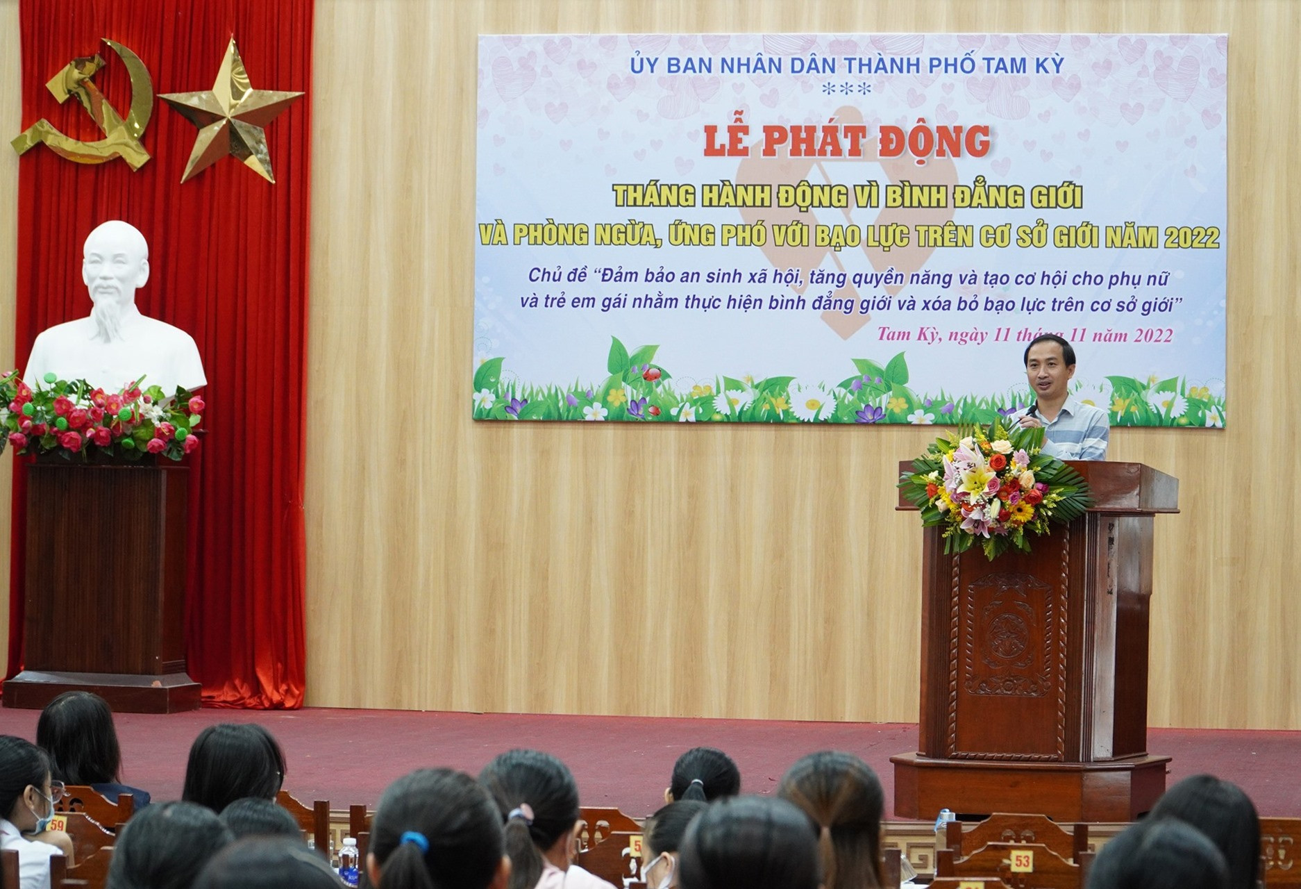Ông Nguyễn Hồng Lai - Phó Chủ tịch UBND TP.Tam Kỳ phát biểu tại lễ phát động Tháng hành động vì bình đẳng giới và phòng ngừa, ứng phó với bạo lực gia đình trên cơ sở giới. Ảnh: H.Q