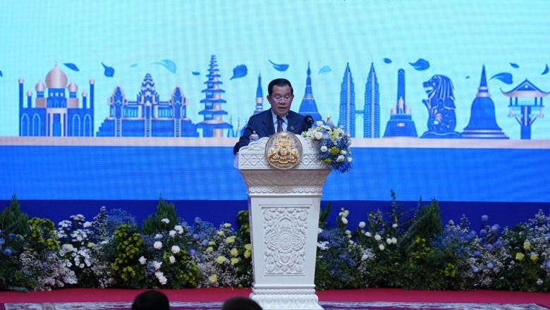 Thủ tướng Campuchia Hun Sen phát biểu tại lễ khai mạc Hội nghị Cấp cao ASEAN lần thứ 40 và 41 vào sáng 11/11. Ảnh: PhnomPenh