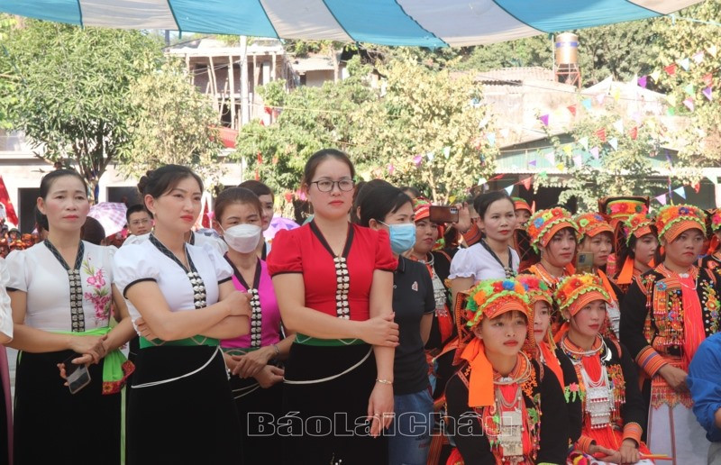 Nhân dân các dân tộc huyện Phong Thổ vui mừng, phấn khởi tới dự Ngày hội Đại đoàn kết.
