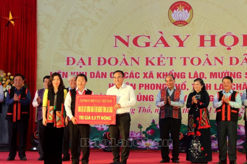 Tập đoàn Điện lực Việt Nam trao tiền ủng hộ xây dựng nhà ở hộ nghèo cho Ủy ban MTTQ Việt Nam tỉnh.