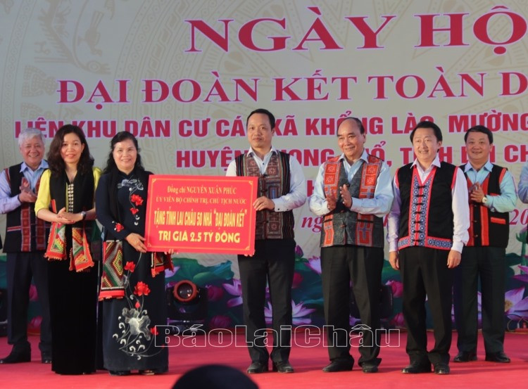 Chủ tịch nước Nguyễn Xuân Phúc trao 2,5 tỷ đồng hỗ trợ xây dựng nhà Đại đoàn kết cho tỉnh Lai Châu.
