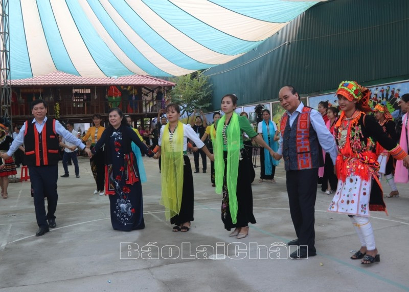 Hòa chung không khí vui tươi, phấn khởi của Ngày hội Đại đoàn kết các đại biểu tham gia vòng xòe đại đoàn kết cùng Nhân dân các dân tộc huyện Phong Thổ.