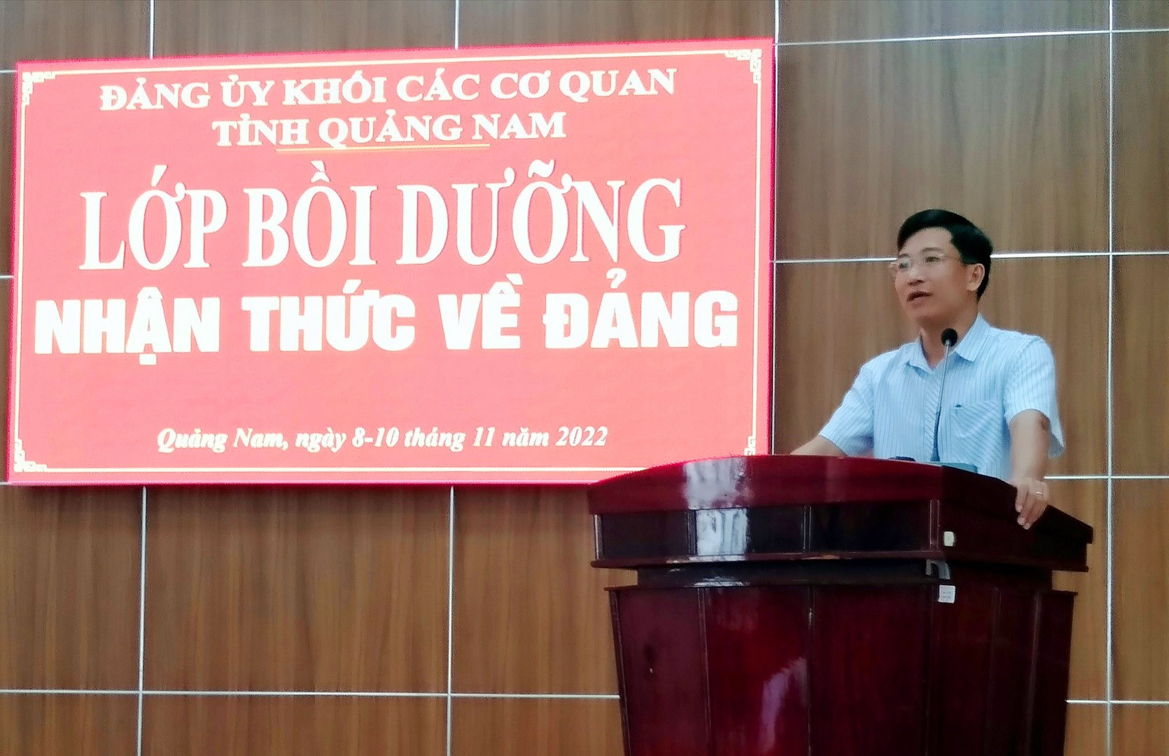 Ông Nguyễn Xuân Đức - Phó Bí thư Đảng ủy Khối phát biểu khai mạc lớp học.