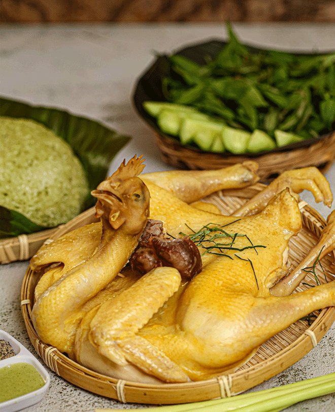 Gà Cùa không lớn, mỗi con chỉ nặng chừng 1 - 1,2 kg, đủ từ 2 đến 3 người ăn.