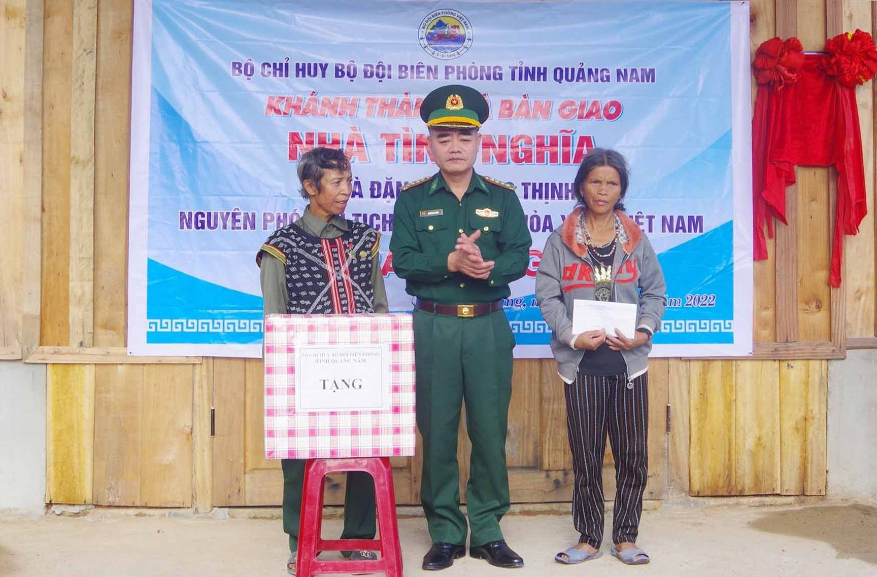 Đại tá Nguyễn Bá Hưng - Phó Chính ủy BĐBP tỉnh tặng quà gia đình ông Zơ Râm Vừa. Ảnh: HỒNG ANH