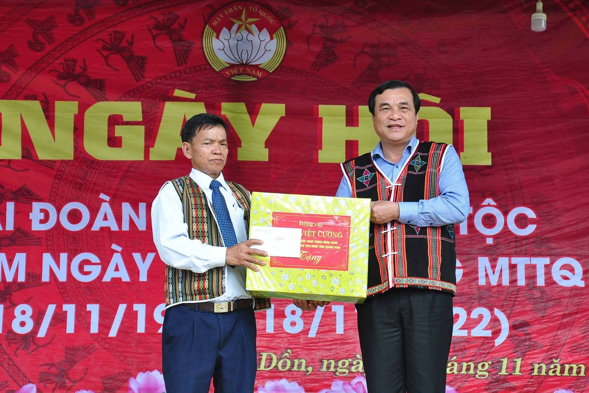 Bí thư Tỉnh ủy Phan Việt Cường tặng quà cho khu dân cư thôn Công Dồn. Ảnh: VINH ANH