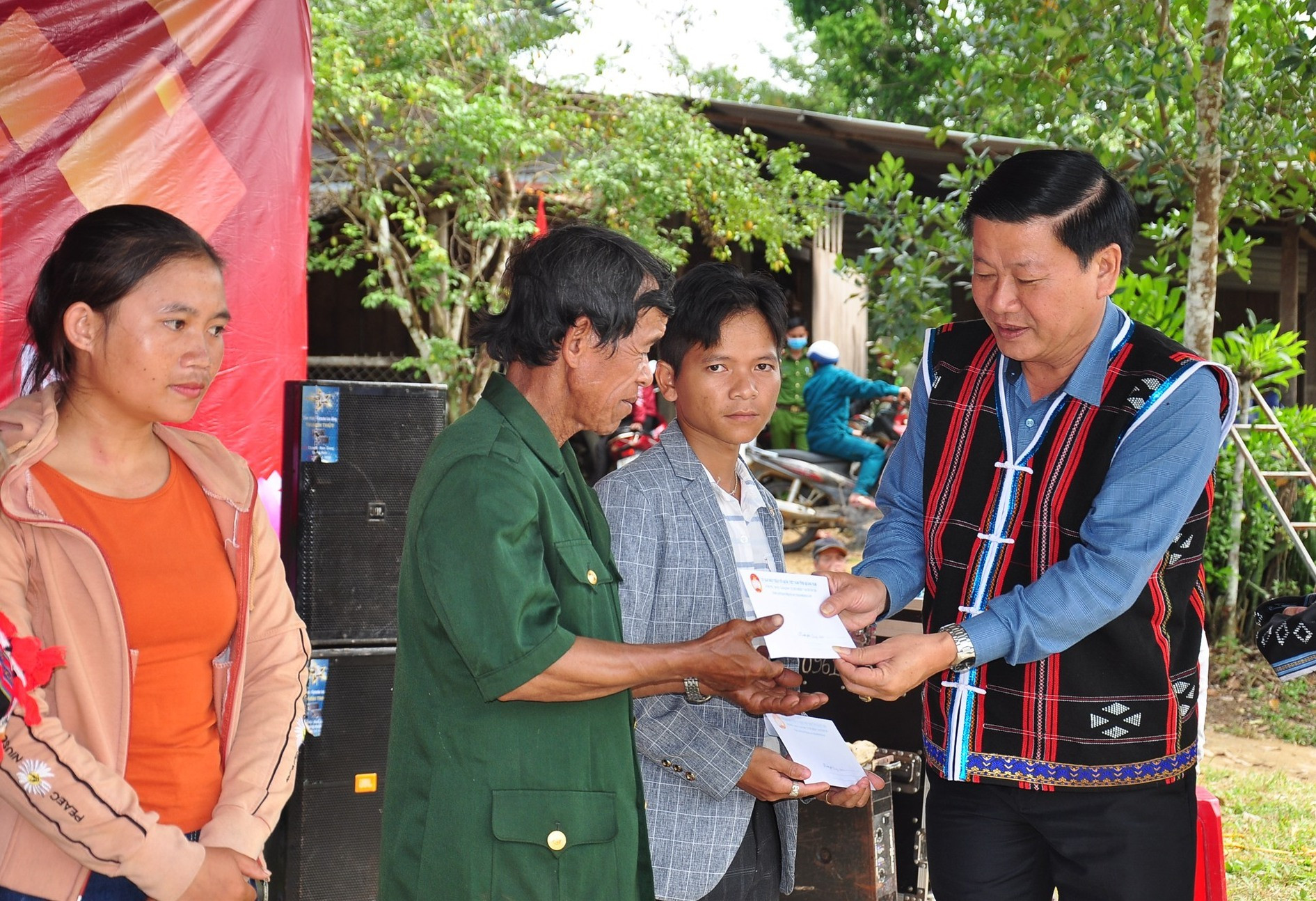 Ông Lê Thái Bình - Phó Chủ tịch Ủy ban MTTQ Việt Nam tỉnh tặng quà cho hộ nghèo thôn Công Dồn. Ảnh: VINH ANH