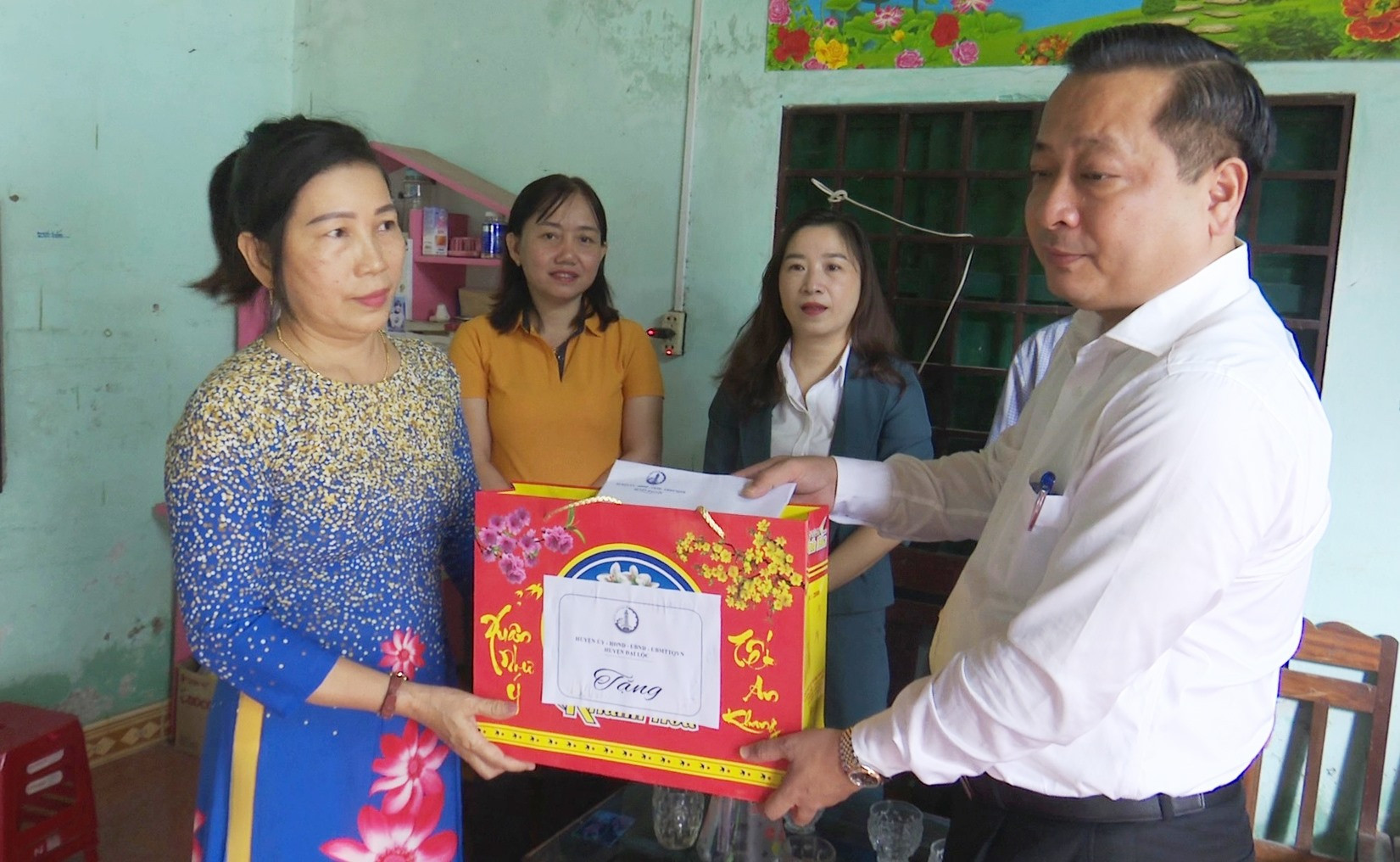 Bí thư Huyện uỷ Đại Lộc - Nguyễn Hảo trao tặng quà cho giáo viên có hoàn cảnh khó khăn, tiêu biểu. Ảnh: N.D