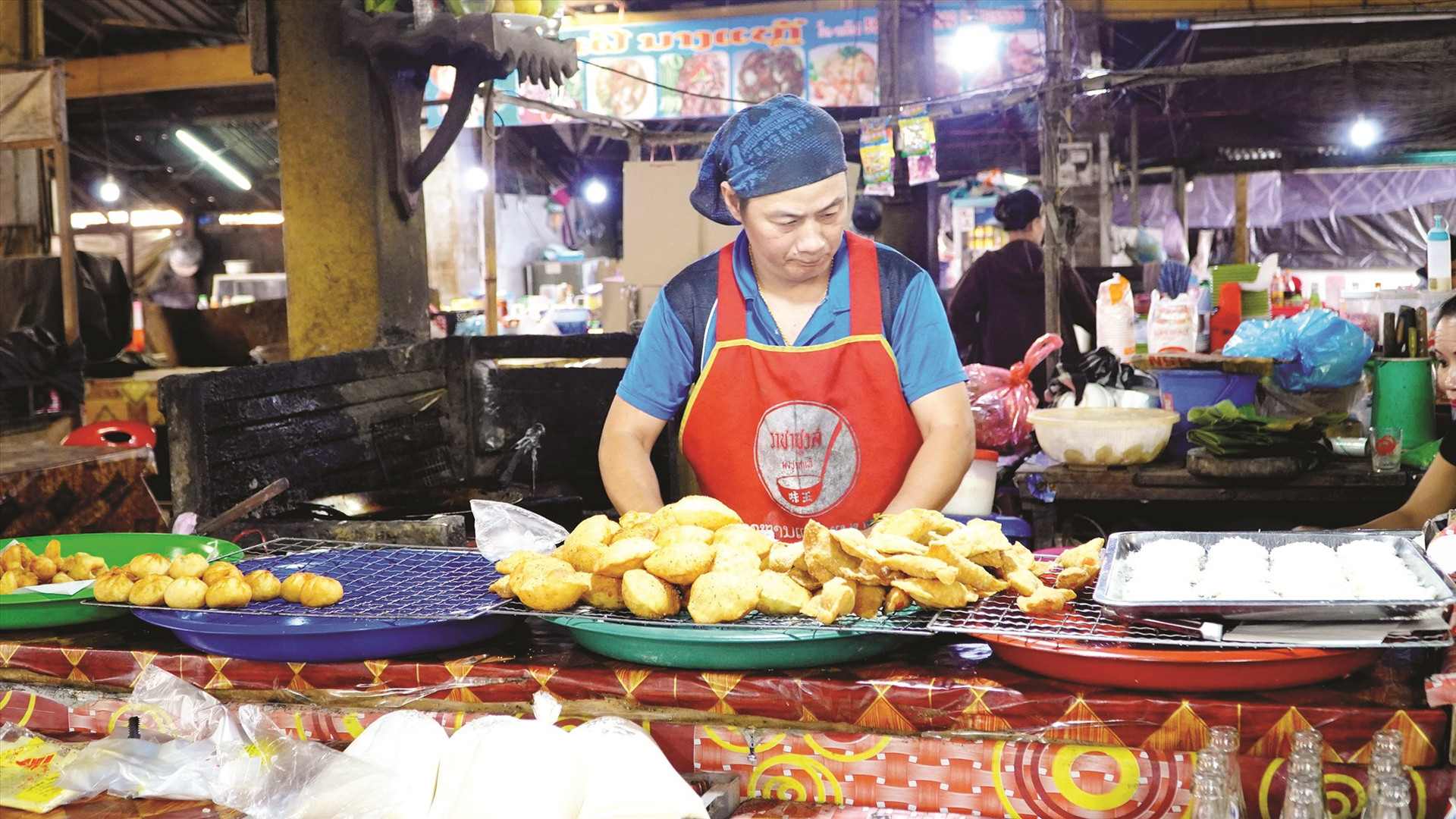Các món ẩm thực được người dân Nam Lào chế biến phục vụ khách ngay tại chợ quê.
