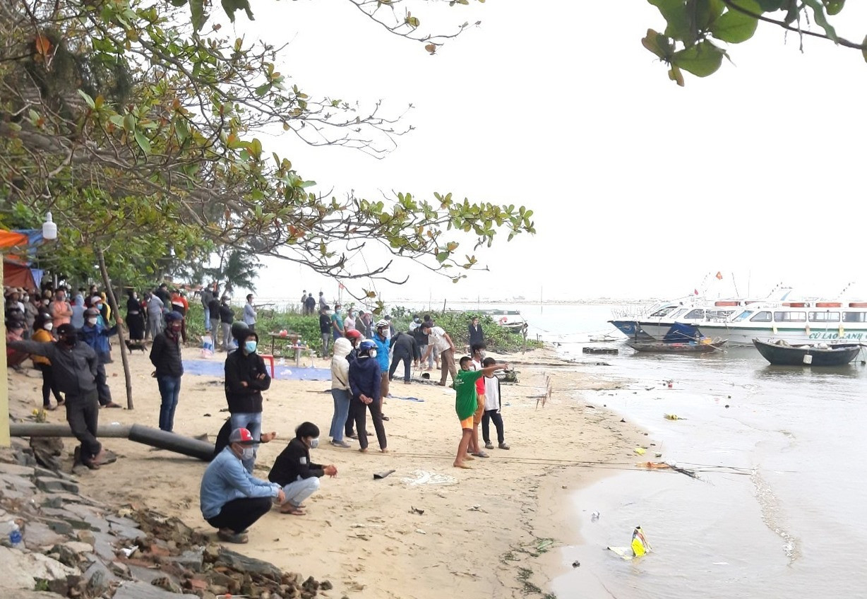 Người dân theo dõi công tác cứu hộ vụ chìm ca nô vào lúc 14 giờ 5 phút ngày 26/2/2022 trên tuyến vận tải đường thủy nội địa quốc gia Hội An - Cù Lao Chàm khiến 17 người tử vong. Ảnh: TCT