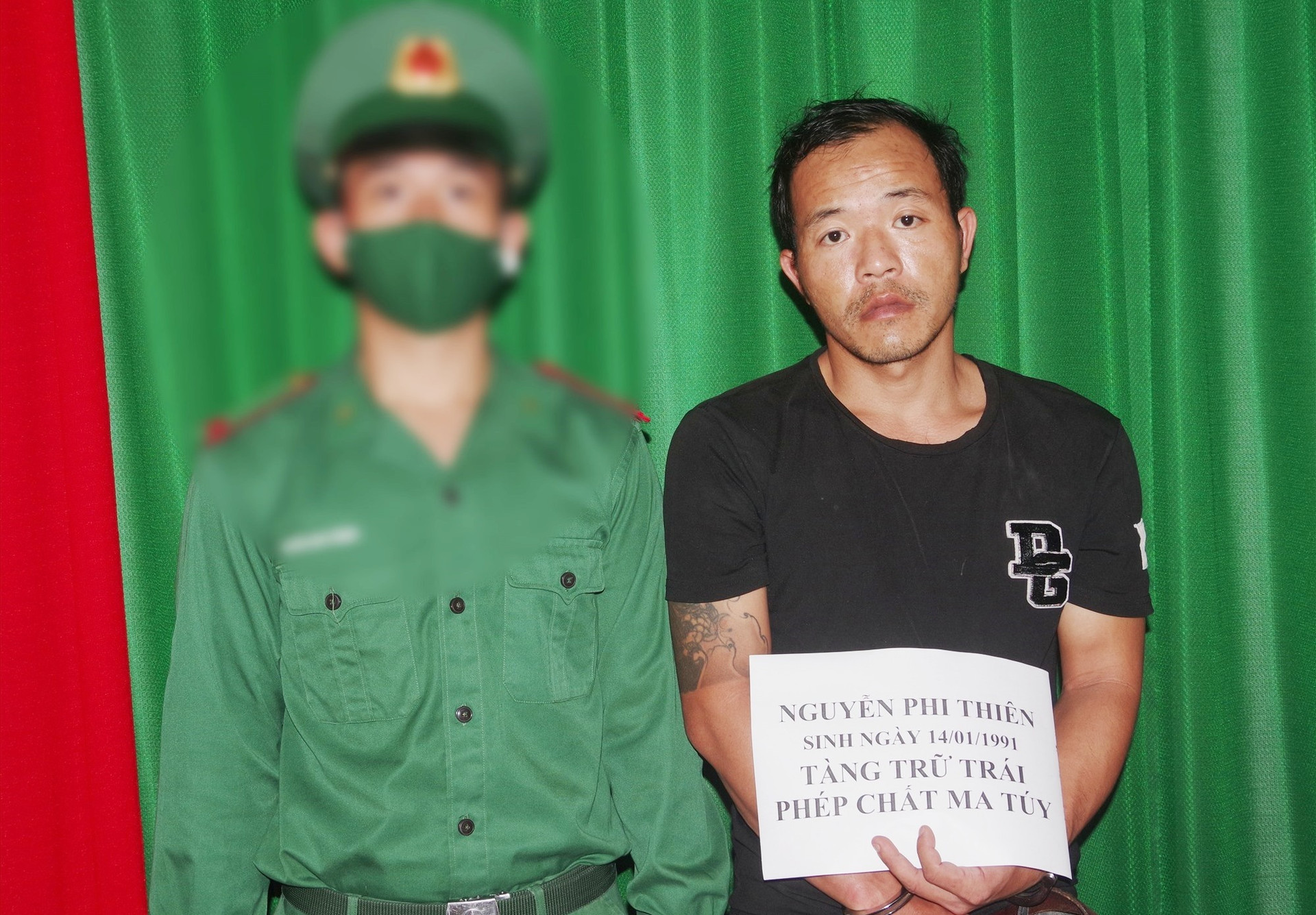 Lực lượng biên phòng bắt đối tượng Nguyễn Phi Thiên về hành vi tàng trữ trái phép chất ma túy. Ảnh: H.A