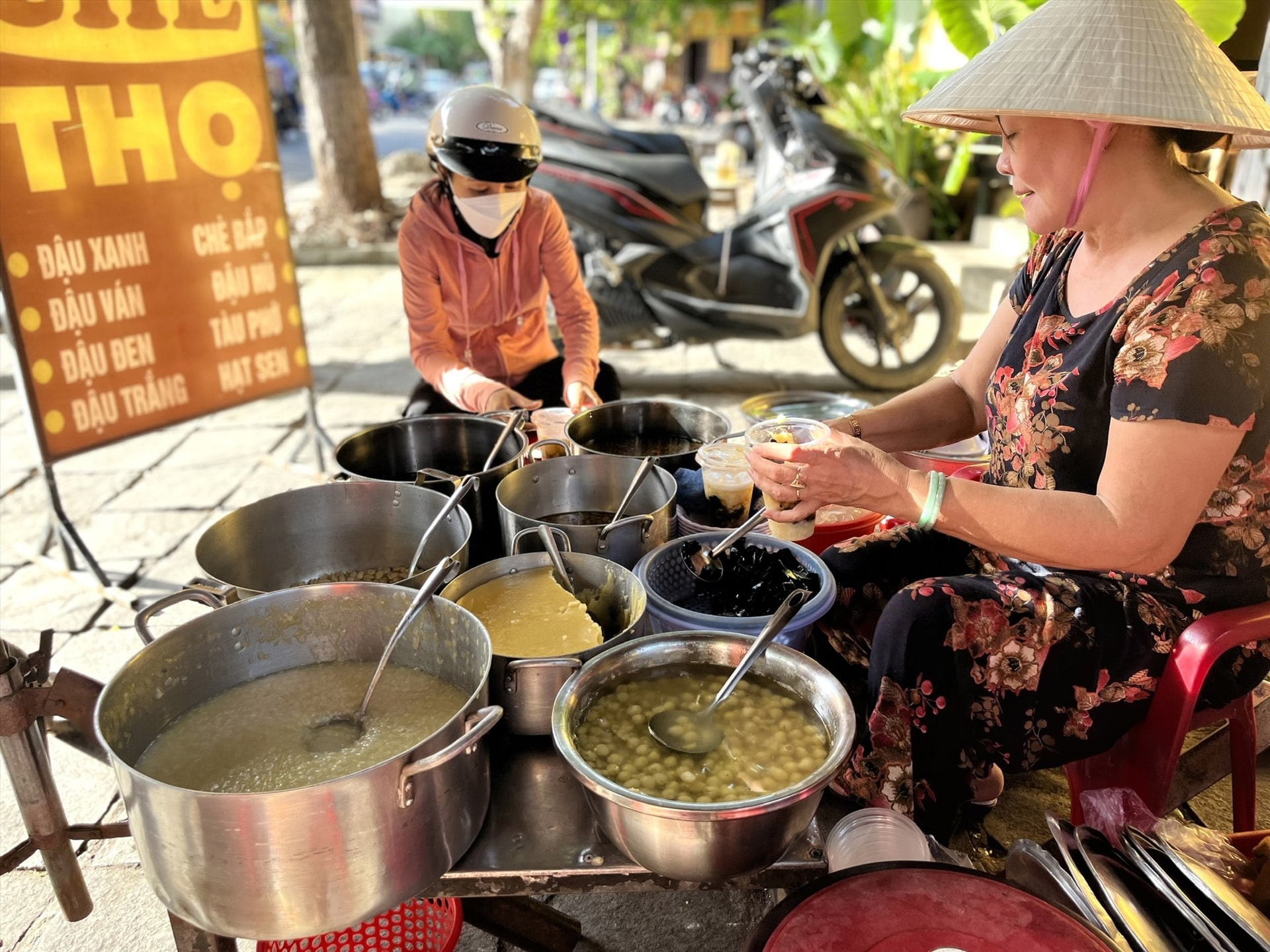 Ăn chè hè phố. Ảnh: X.H