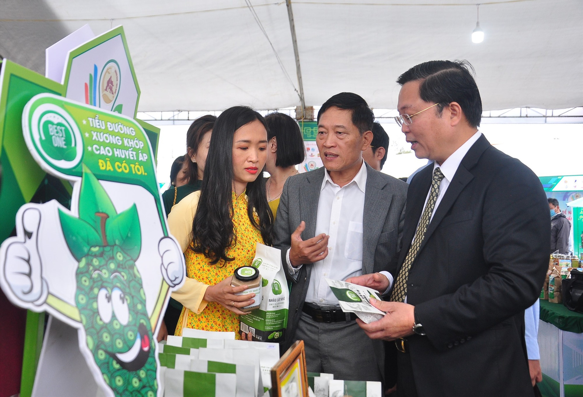 Thứ trưởng Bộ KH&CN Trần Văn Tùng đến dự và tham quan gian hàng khởi nghiệp tại TechFest Quảng Nam năm 2021. Ảnh: V.A