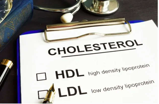 Cholesterol cao là một yếu tố nguy cơ của bệnh tim vì nó có thể dẫn đến sự tích tụ mảng bám trong động mạch của bạn