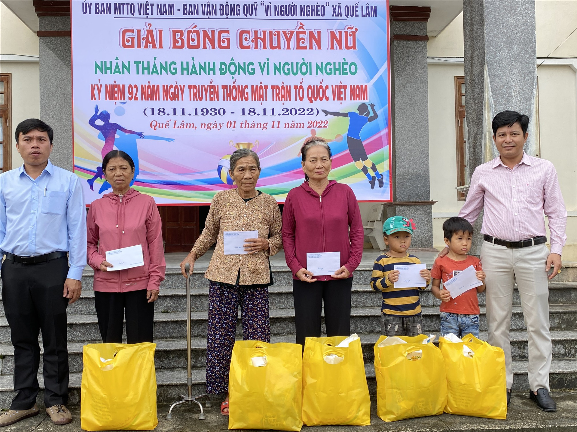 Uỷ ban MTTQ Việt Nam xã Quế Lâm trao tặng quà cho người nghèo. Ảnh: N.P