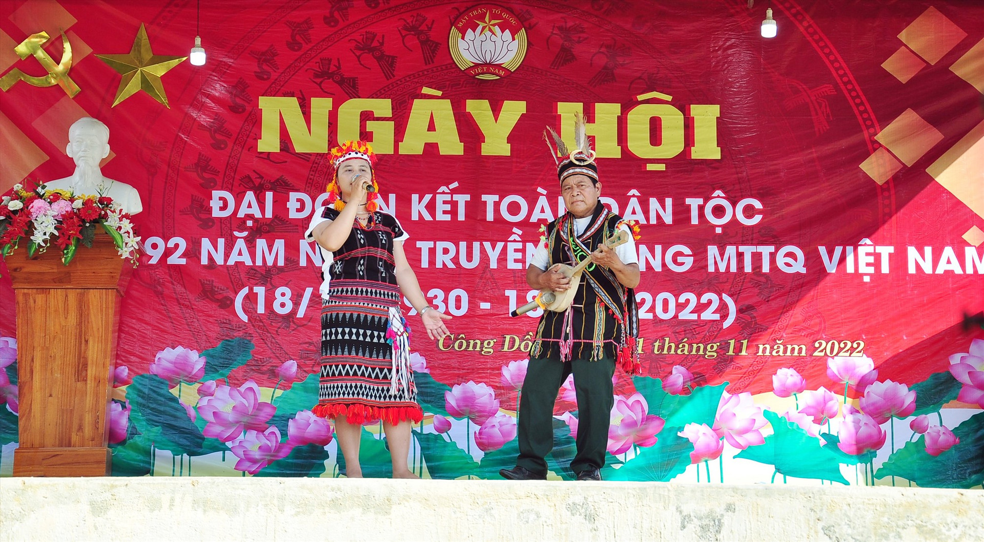 Ngày hội đoàn kết ở thôn Công Dồn, xã Zuôih (Nam Giang) rộn ràng với những bài hát, điệu múa truyền thống lôi cuốn người xem. Ảnh: VINH ẢNH