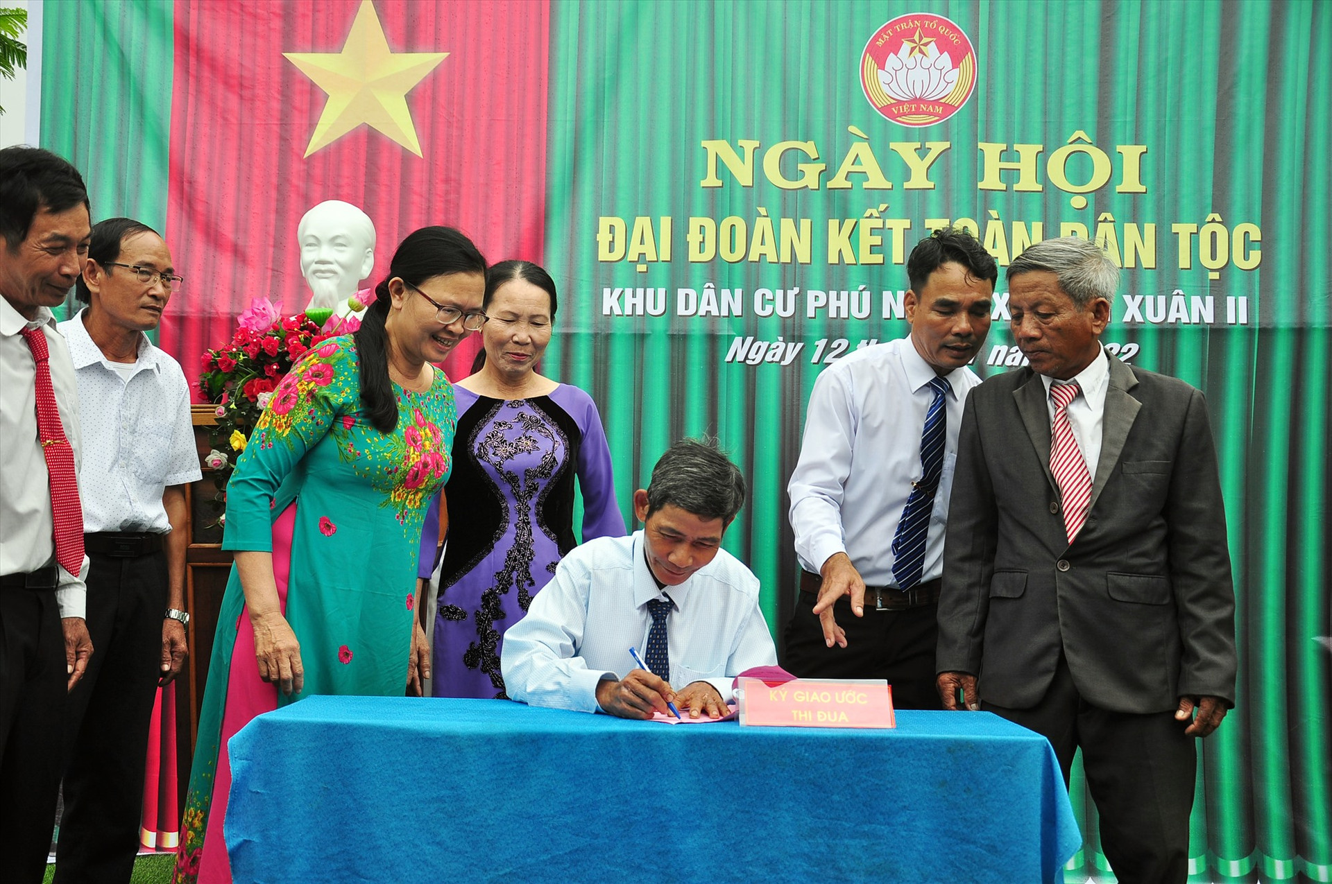 Đại diện các tổ đoàn kết ở thôn Phú Nam (xã Tam Xuân 2, huyện Núi Thành) ký kết thực hiện thi đua năm 2023. Ảnh: VINH ANH