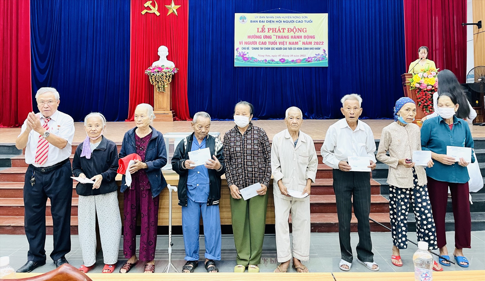 Huyện Nông Sơn tặng quà cho người cao tuổi khó khăn, neo đơn trong Lễ phát động hưởng ứng “Tháng hành động vì người cao tuổi” năm 2022. Ảnh: TÂM LÊ