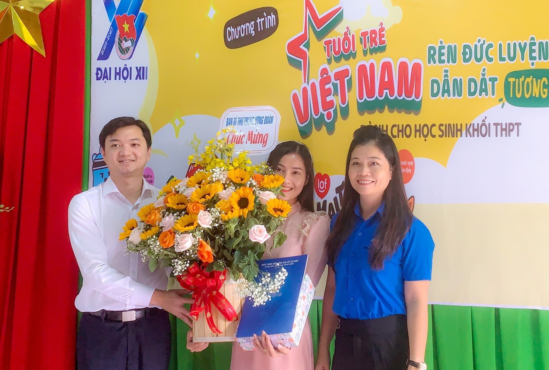 Chủ tịch Hội sinh viên Việt Nam Nguyễn Minh Triết chúc mừng thầy cô giáo nhân kỷ niệm 40 năm Ngày Nhà giáo Việt Nam. Ảnh: V.Q