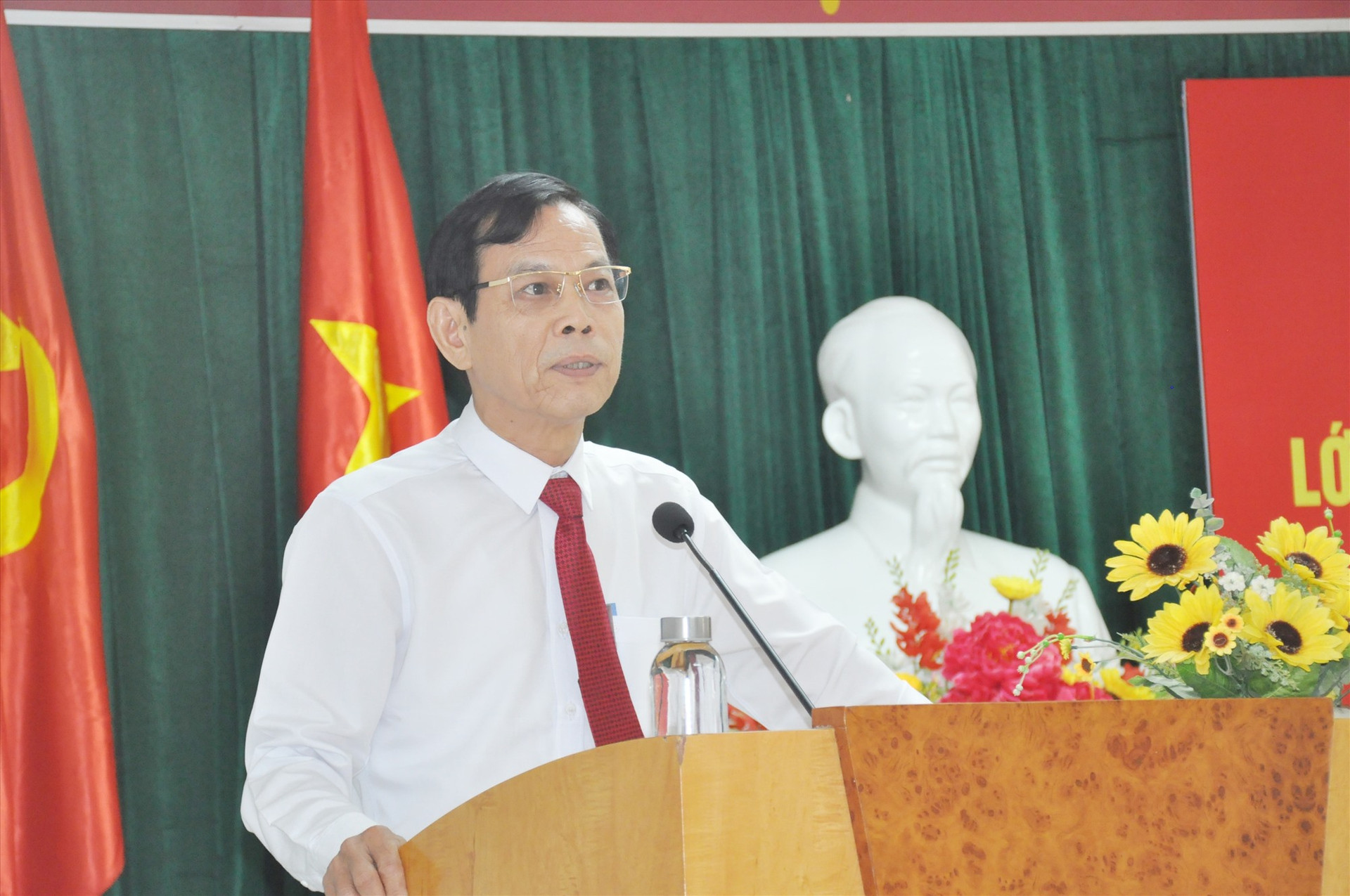 Trưởng ban Tổ chức Tỉnh ủy Nguyễn Chín phát biểu tại lễ khai giảng sáng nay 14/11. Ảnh: N.Đ
