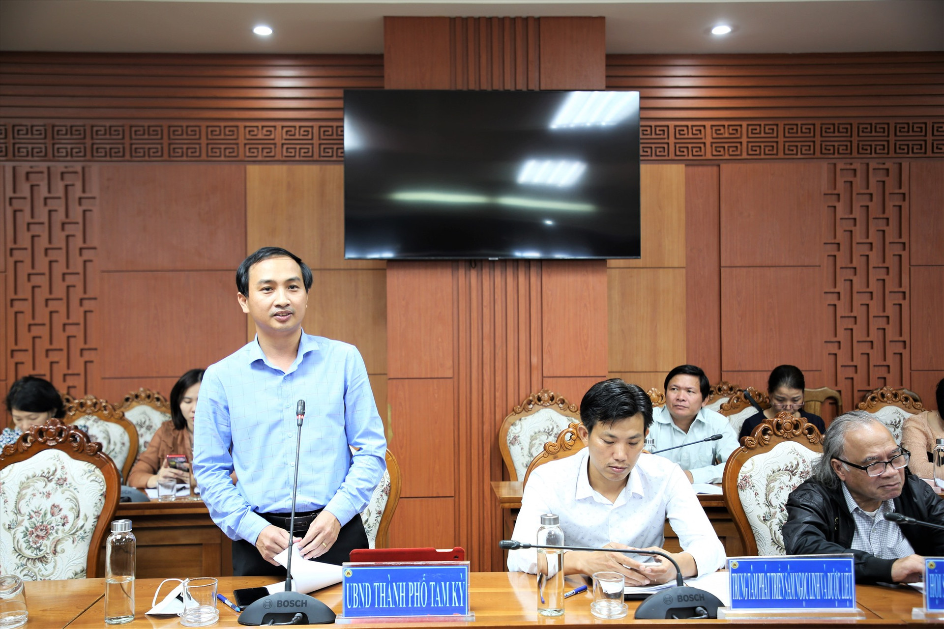 Phó Chủ tịch UBND TP.Tam Kỳ Nguyễn Hồng Lai chia sẻ ý kiến tại cuộc họp. Ảnh: A.N