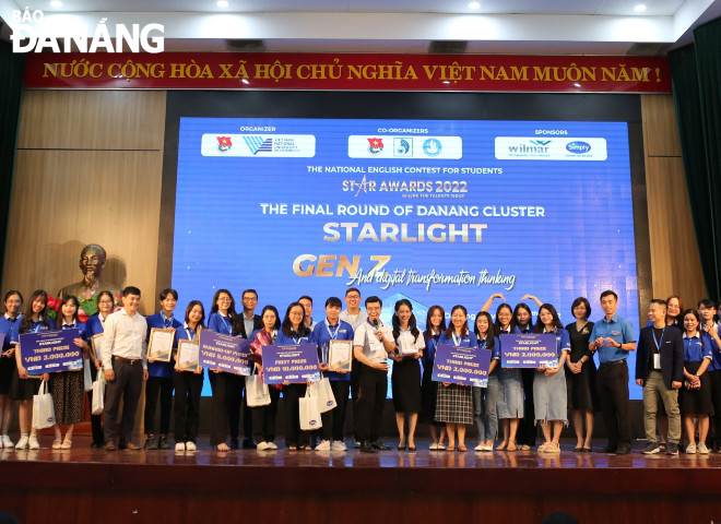Ban tổ chức trao giải cho các đội thi có thành tích xuất sắc tại cuộc thi tiếng Anh trong sinh viên - Star Awards năm 2022 cụm Đà Nẵng với chủ đề “Thế hệ Z và tư duy chuyển đổi số”. Ảnh: N.Q