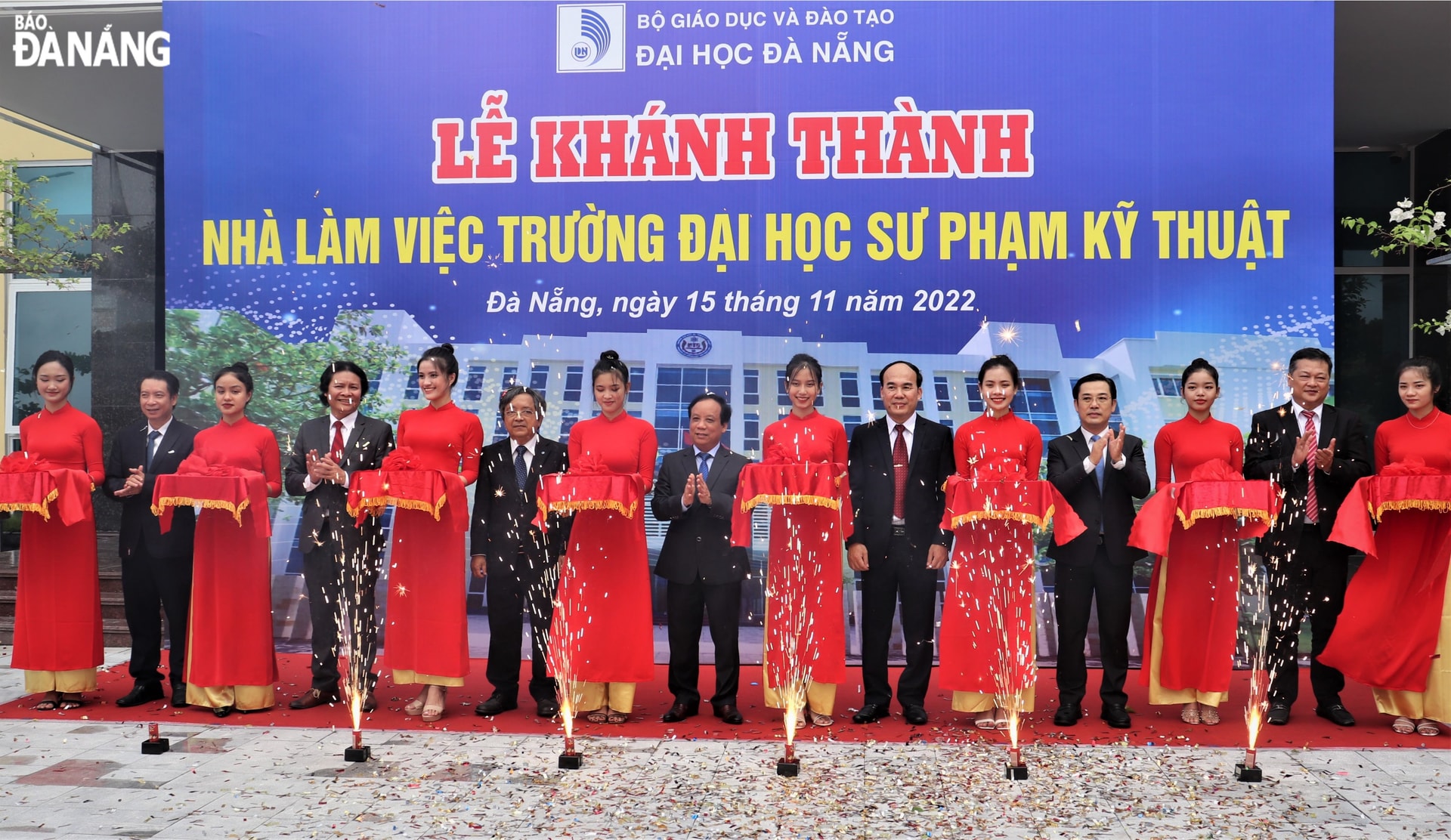 Các đại biểu cắt băng khánh thành tòa nhà làm việc Trường ĐH Sư phạm Kỹ thuật, ĐH Đà Nẵng. Ảnh: NGỌC HÀ