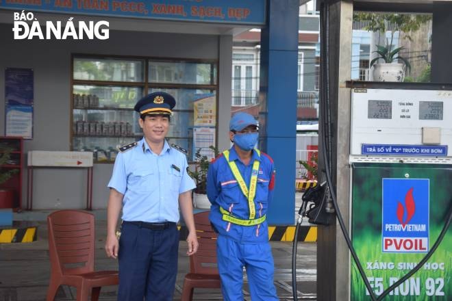 Cục QLTT thành phố tăng cường ra quân giám sát, theo dõi việc cung ứng xăng dầu trên địa bàn. Ảnh chụp tại Chi nhánh Công ty CP Xăng dầu dầu khí PV Oil Miền Trung (197 Cách mạng Tháng Tám, quận Cẩm Lệ). Ảnh: QUỲNH TRANG