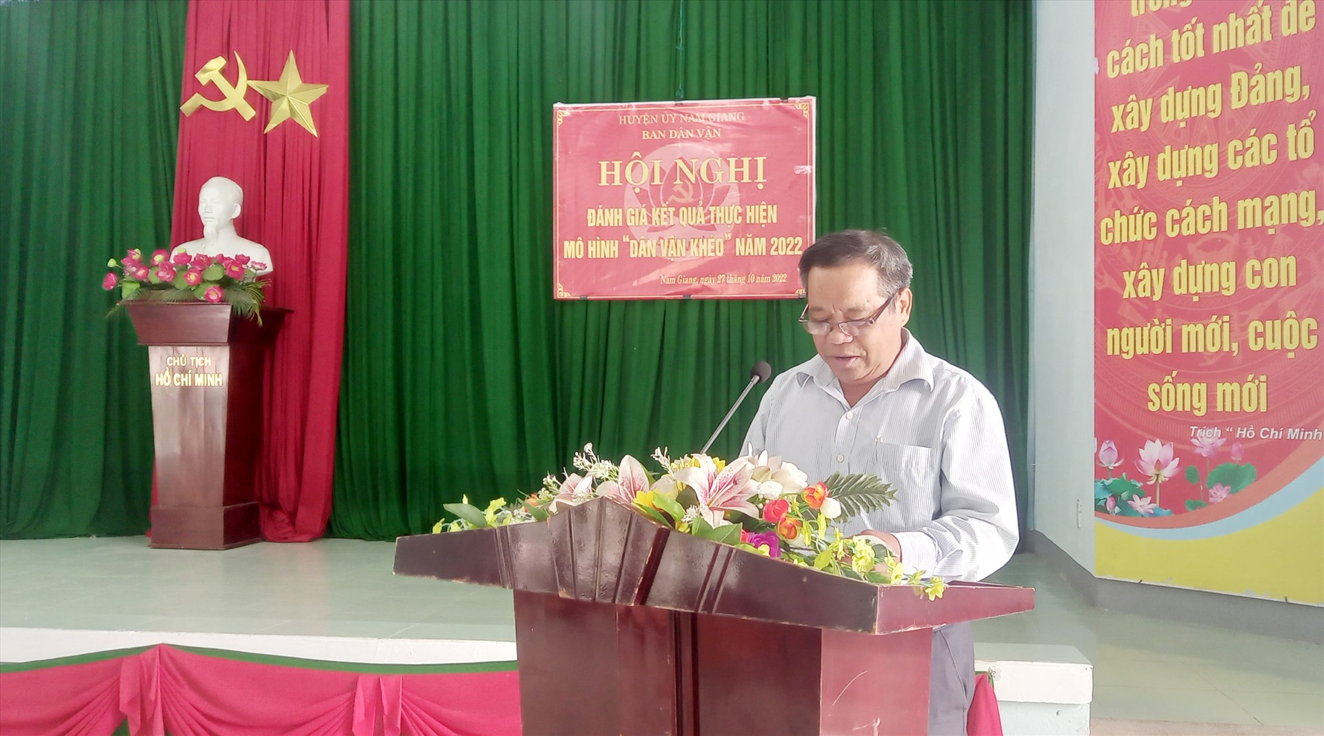 Ông Pơ Loong A Bhlốhl chia sẻ kinh nghiệm trong phát triển kinh tế tại Hội nghị sơ kết phong trào Dân vận khéo huyện Nam Giang năm 2022. Ảnh: V.T